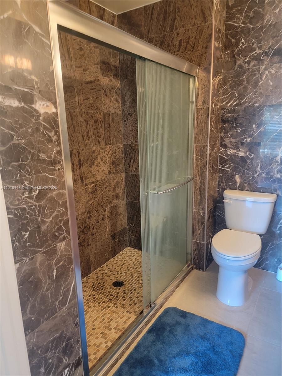 LAKES AT SANDRIDGE PHASE - Residential Lease