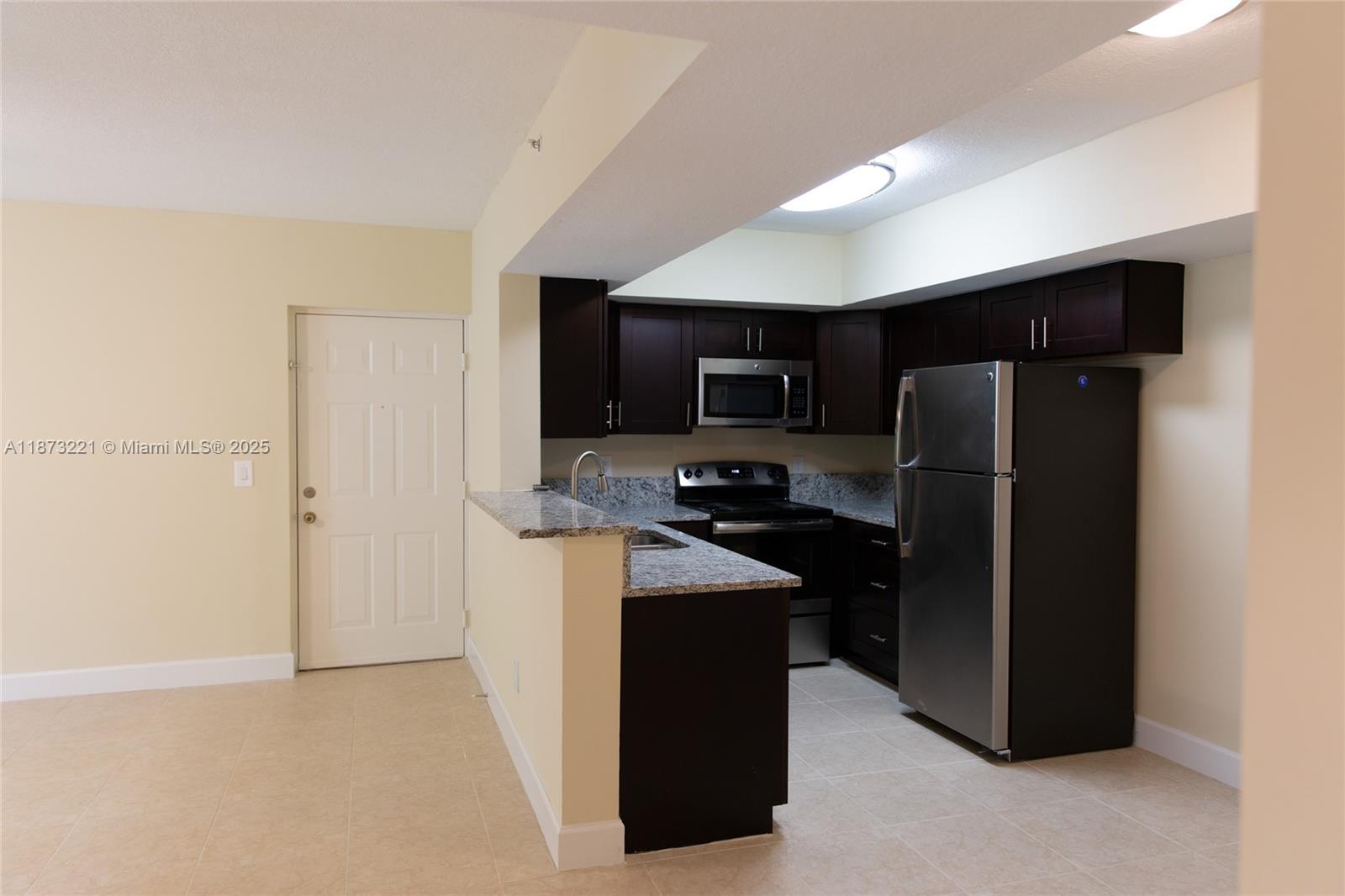 GREAT SPECIAL FIRST MONTH RENT FREE. SECURITY DEPOSIT STARTS AT $1000.00. FAST APPROVAL, GATED COMMUNITY, RESORT STYLE LIVING, PPOL/HOT TUB. NEW DOG PARK, KIDS PLAYGROUND AND GYM. CLOSE TO MAJOR HIGHWAYS AND SCHOOLS. INCOME OF 3 TIMES THE MONTHLY RENT FOR THE PAST 3 MONTHS, 600 OR BETTER CREDIT SCORE, AND GOOD RENTAL HISTORY.