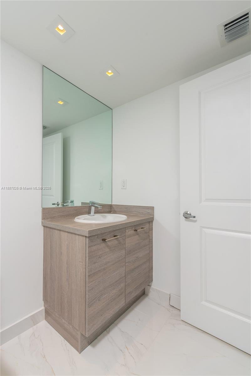 400 SUNNY ISLES CONDO EAST - Residential Lease
