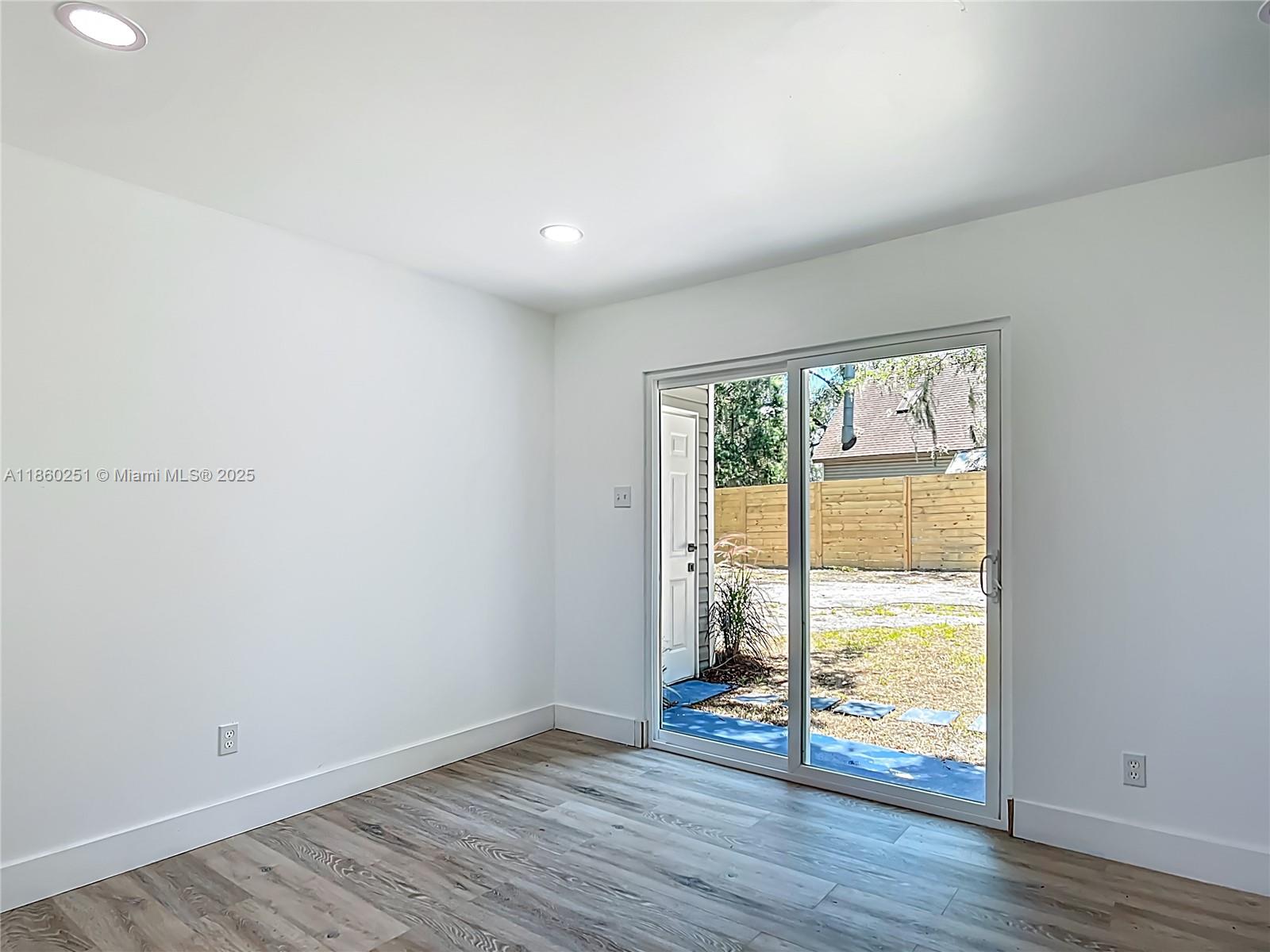 LAKE SHORE - Residential