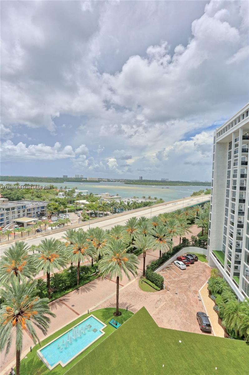 10275 Collins Ave 925