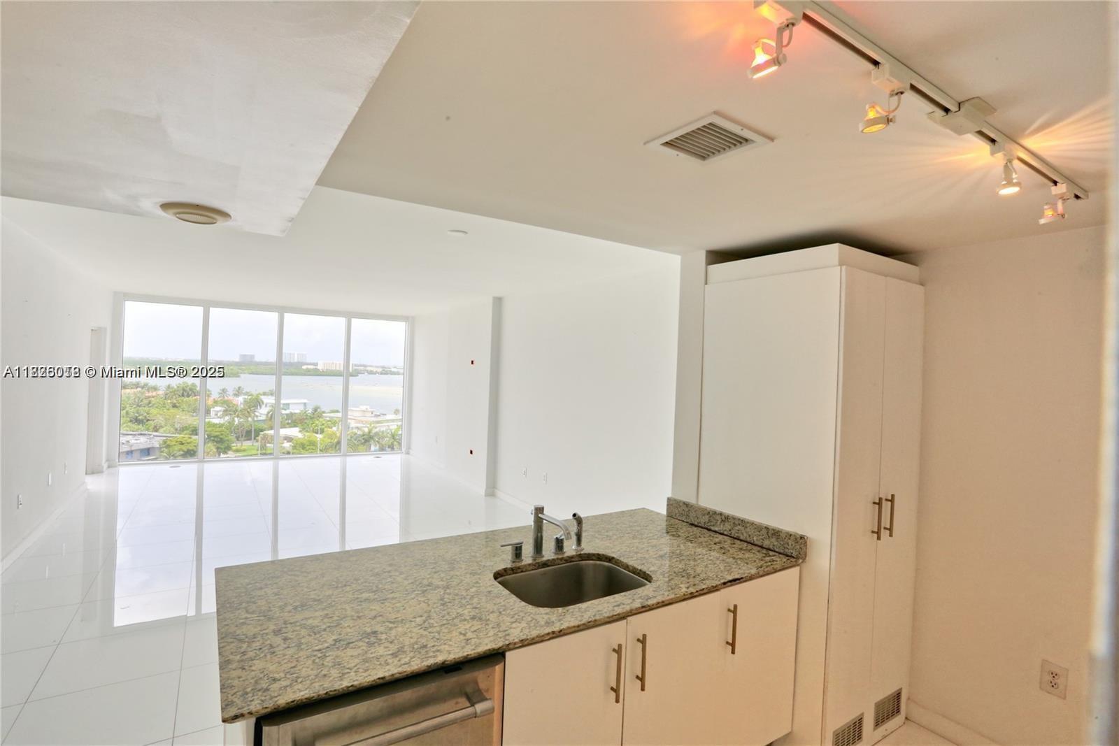 10275 Collins Ave 925
