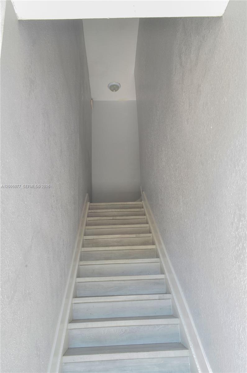 C B PALMS - Residential Lease