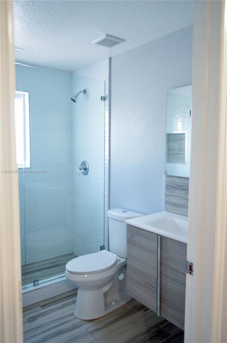 C B PALMS - Residential Lease