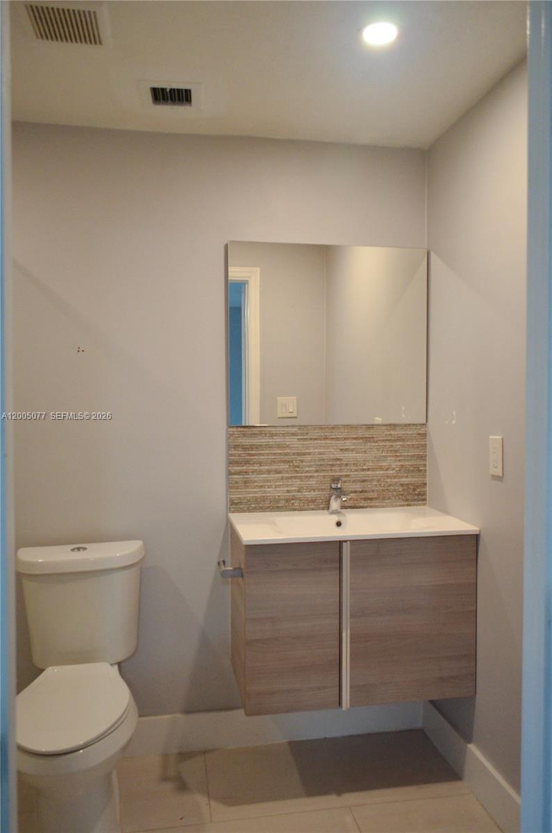 C B PALMS - Residential Lease