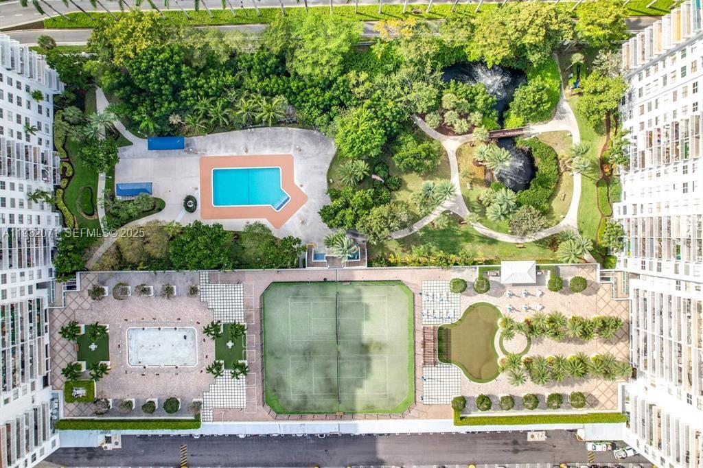 ADMIRALS PORT CONDO-EAST - Residential