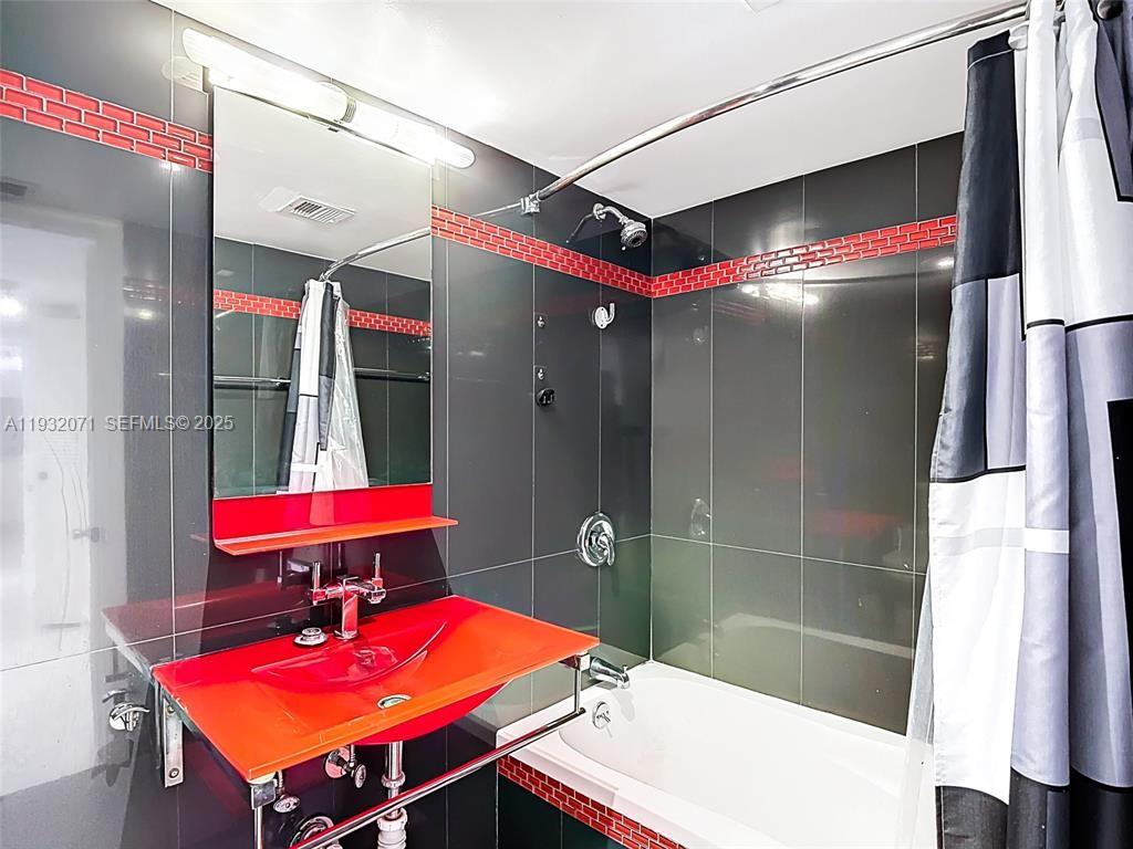 ADMIRALS PORT CONDO-EAST - Residential