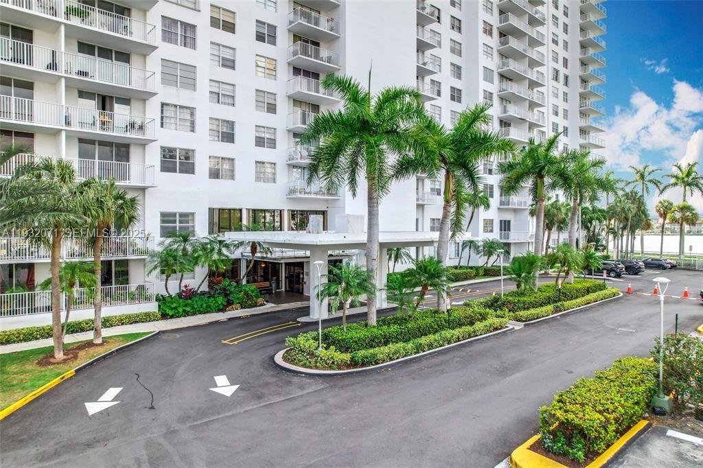 ADMIRALS PORT CONDO-EAST - Residential