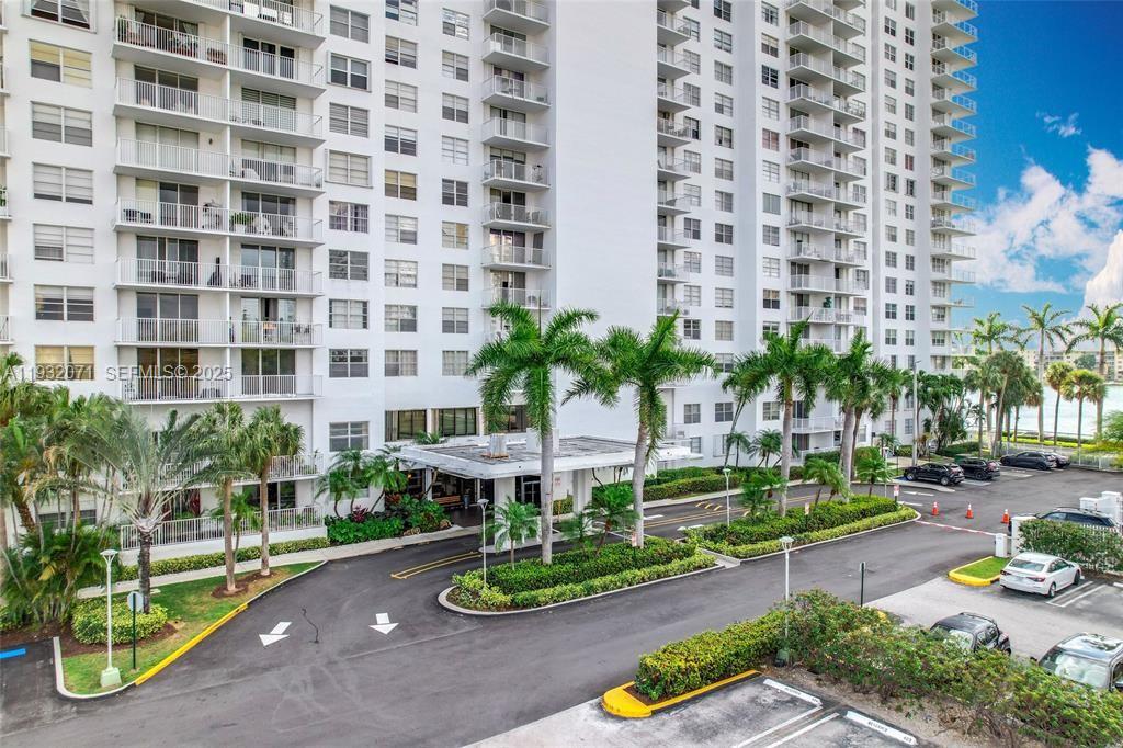 ADMIRALS PORT CONDO-EAST - Residential