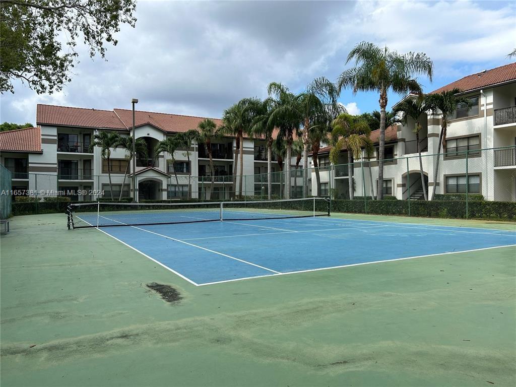 HOLLYWOOD PARC CONDOMINIU - Residential