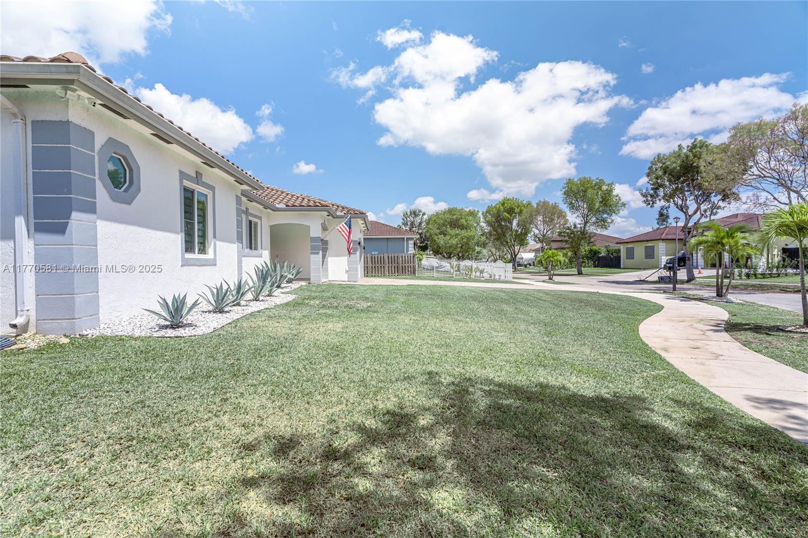 OLD COUNTRY ROAD ESTATES - Residential