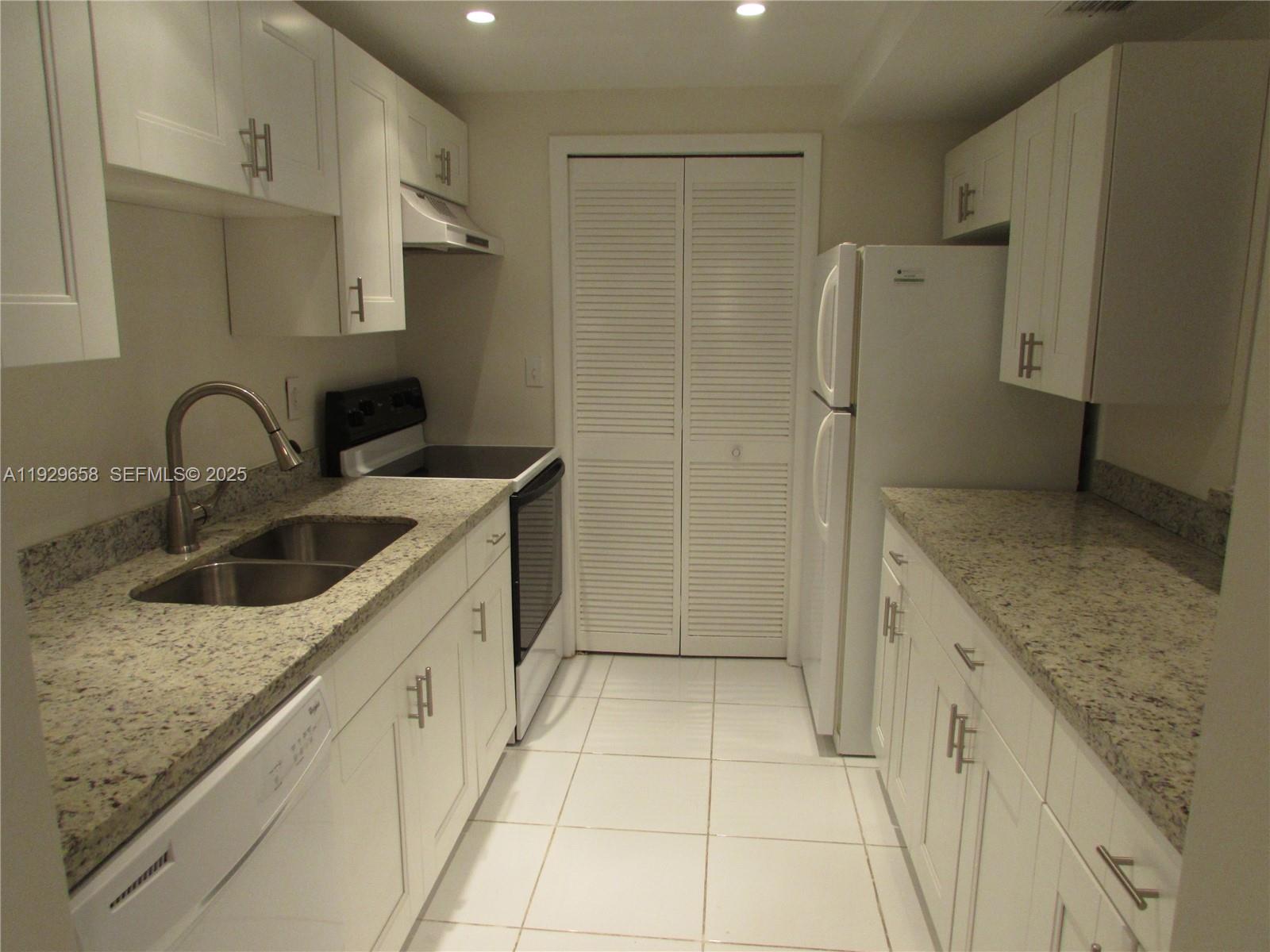 BUILDING SIX OF RACQUET C - Residential Lease