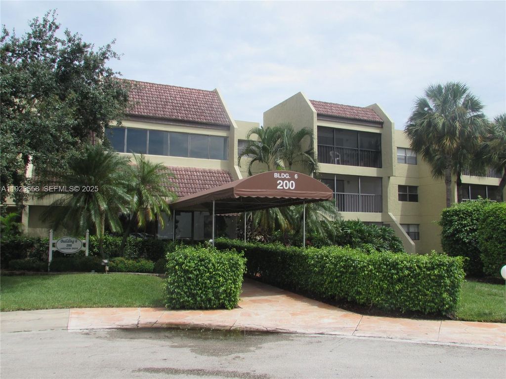 Photo of 200 Lakeview Dr #108, Weston, FL 33326 (MLS # A11929658)