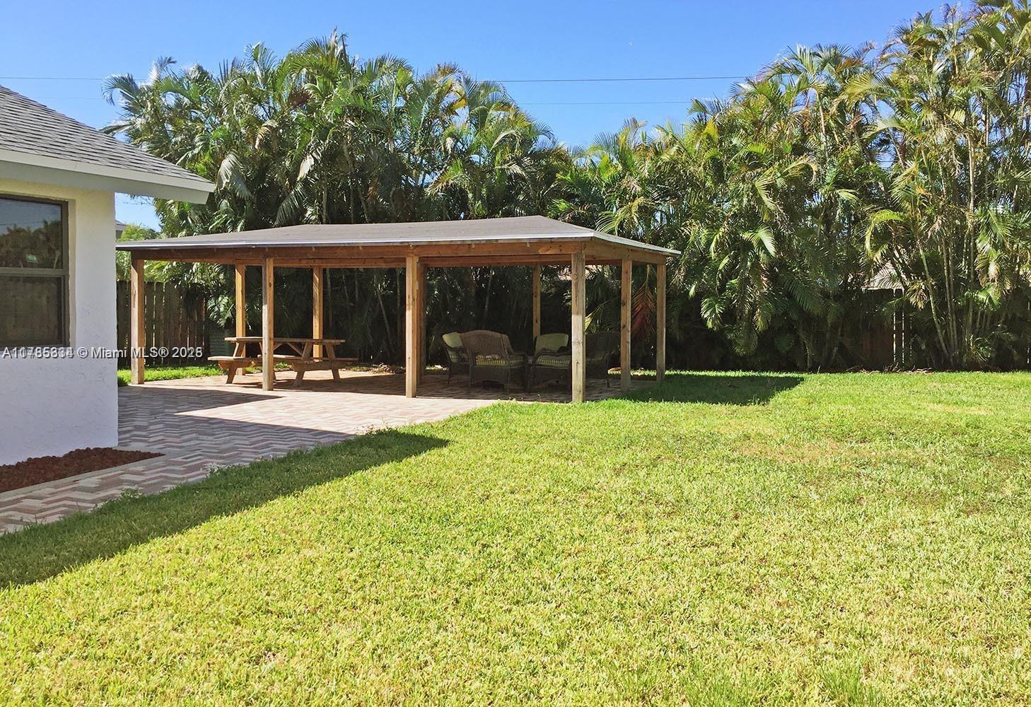 563 Lakeside Cir