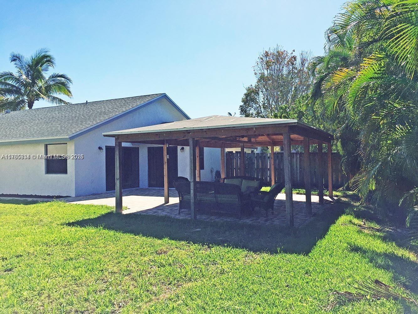 563 Lakeside Cir