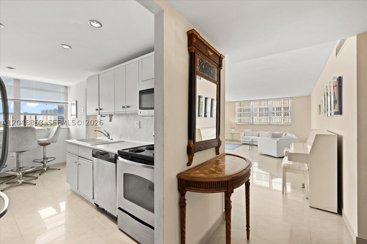 1833 S Ocean Dr 911