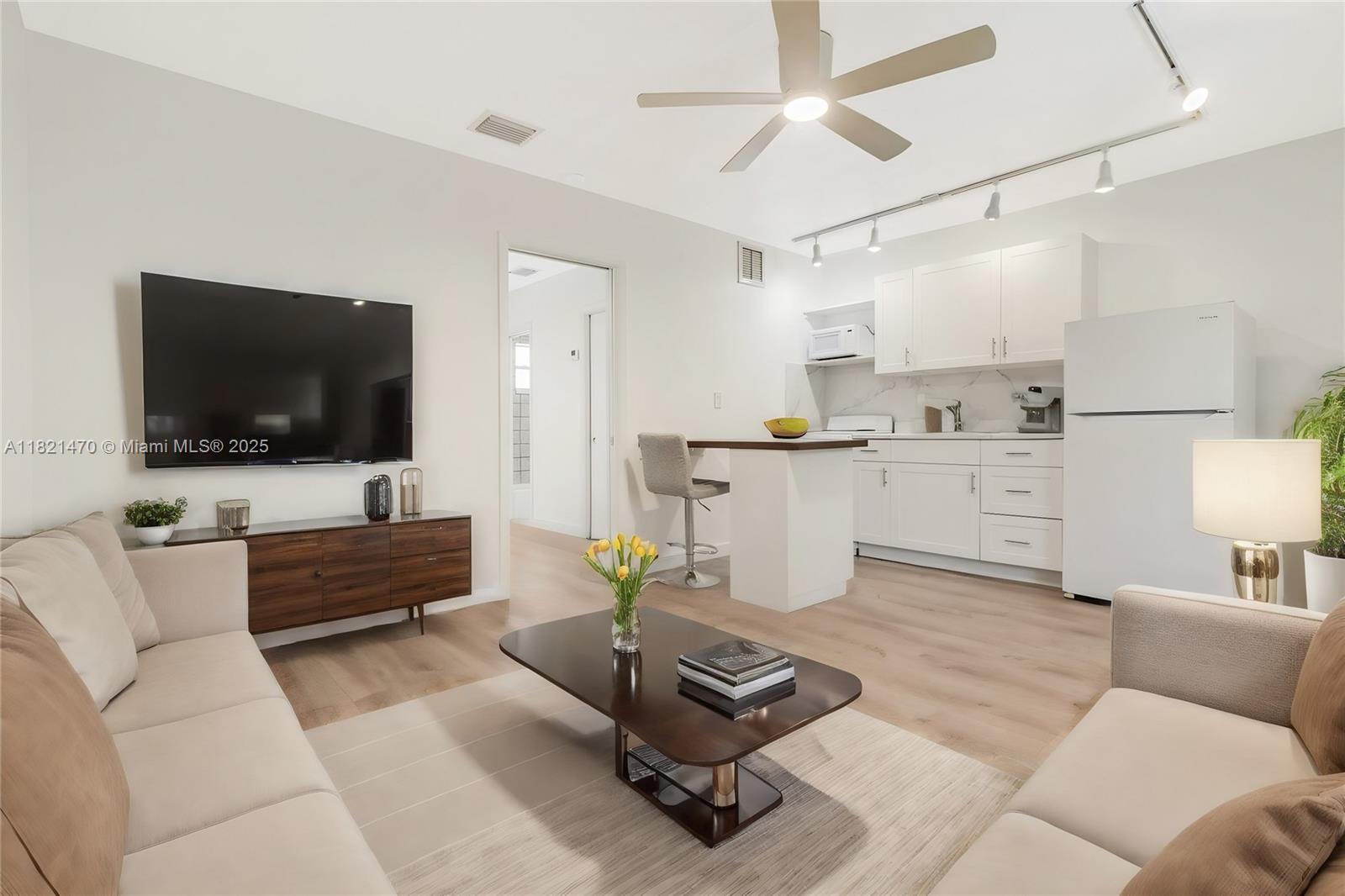 345 Michigan Ave 11, Miami Beach, Miami-Dade County, Florida - 1 Bedrooms  
1 Bathrooms - 