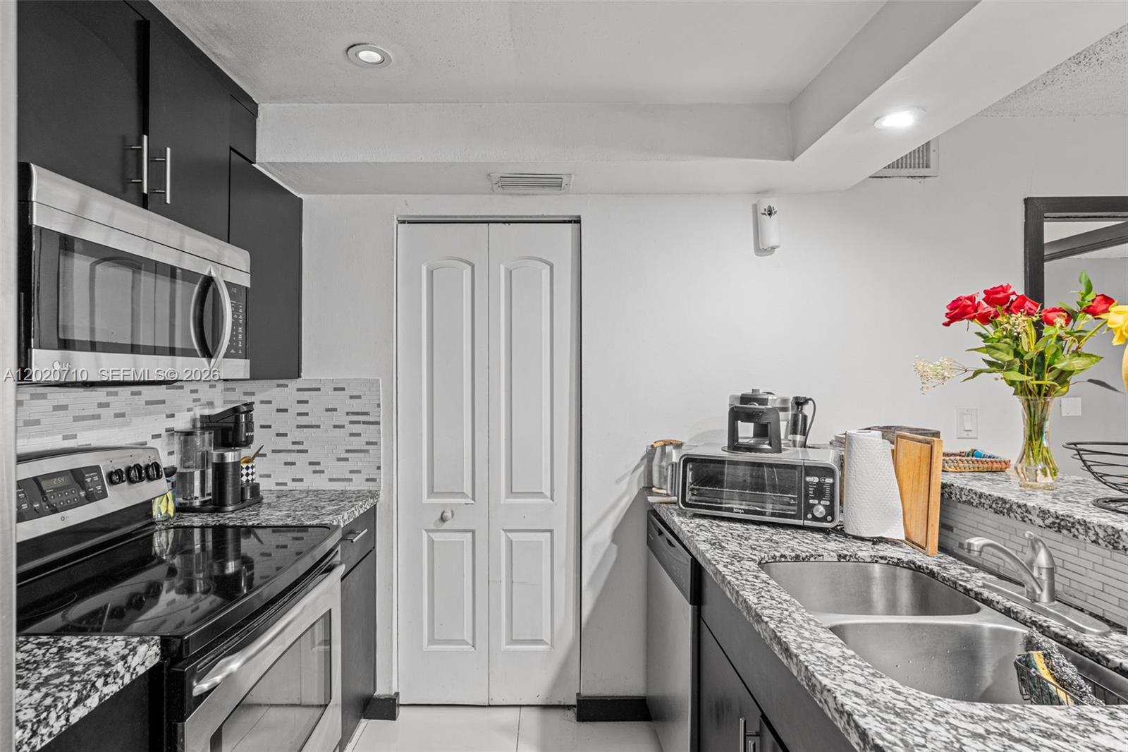 CONTINUUM CONDO PH II - Residential
