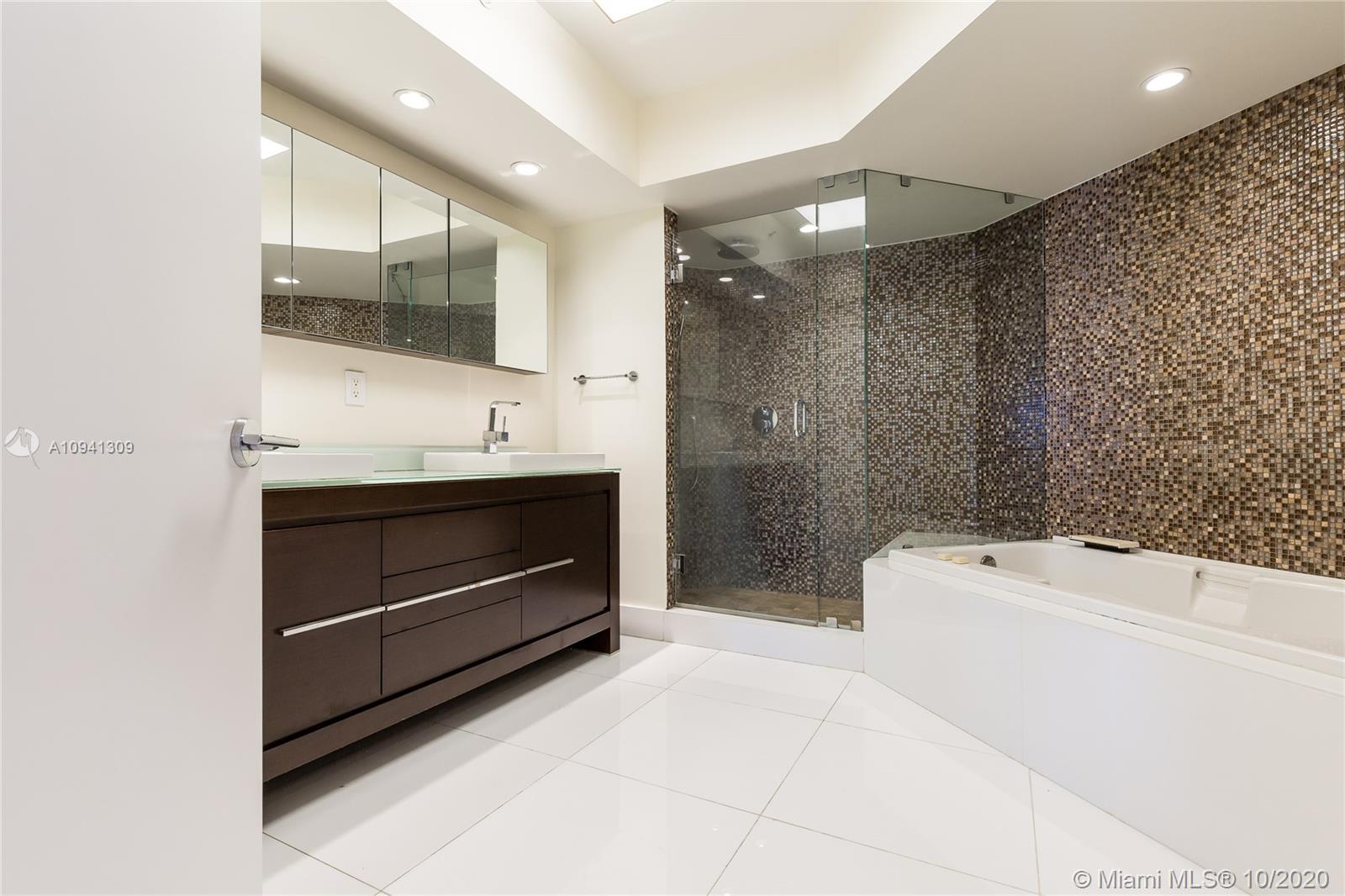 SOUTH TOWER AT THE POINT - Residential