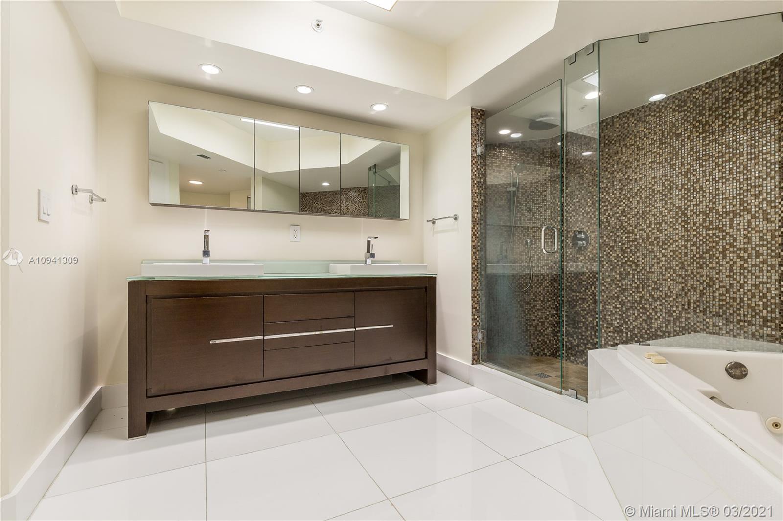 SOUTH TOWER AT THE POINT - Residential