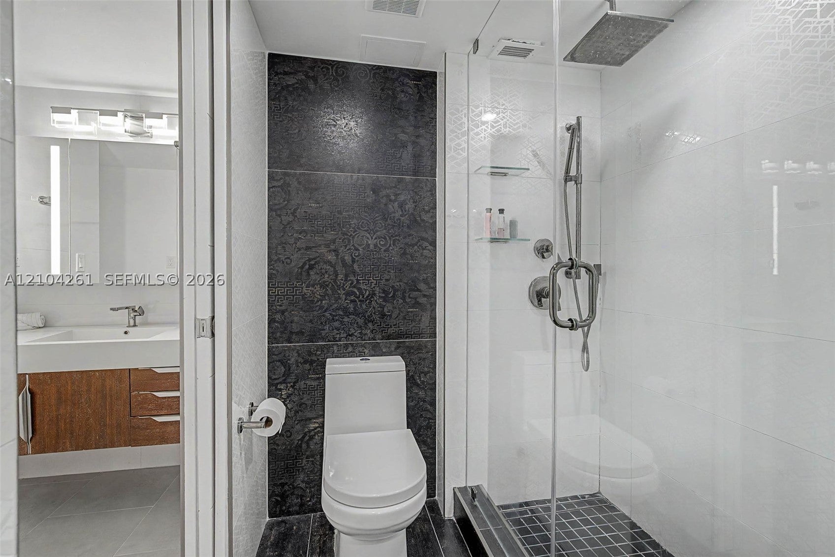 2301 Collins Ave 516