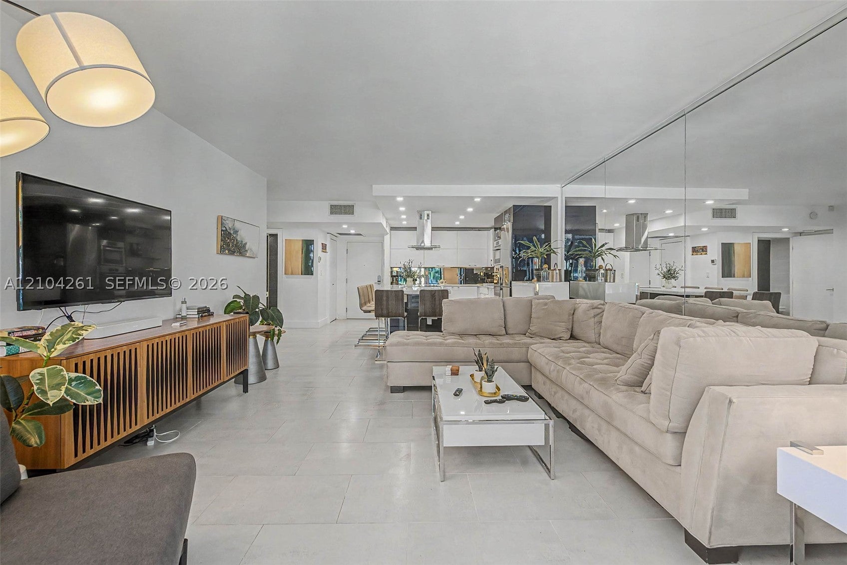 2301 Collins Ave 516
