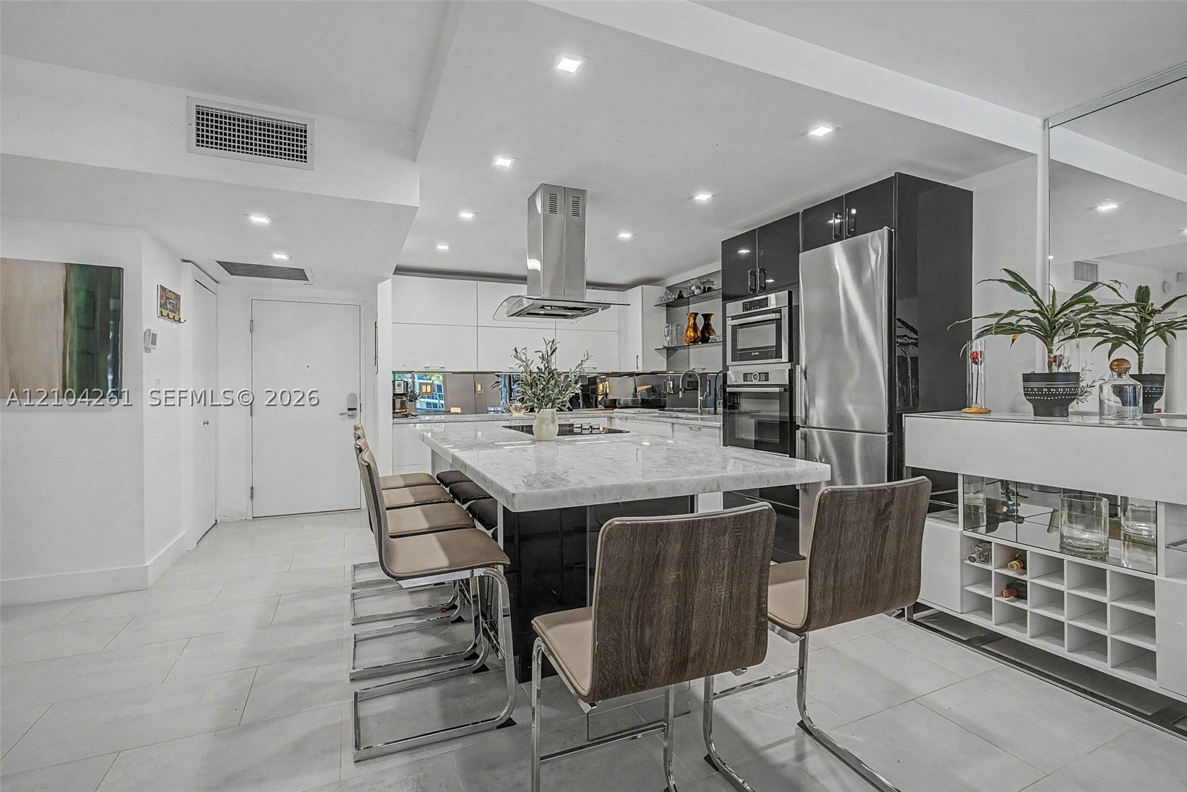 2301 Collins Ave 516