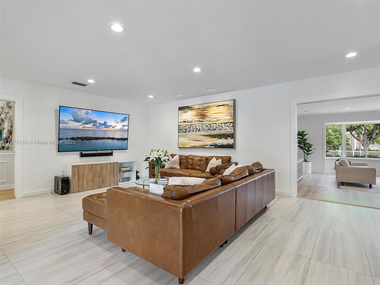 HOLLYWOOD LAKES SECTION - Residential