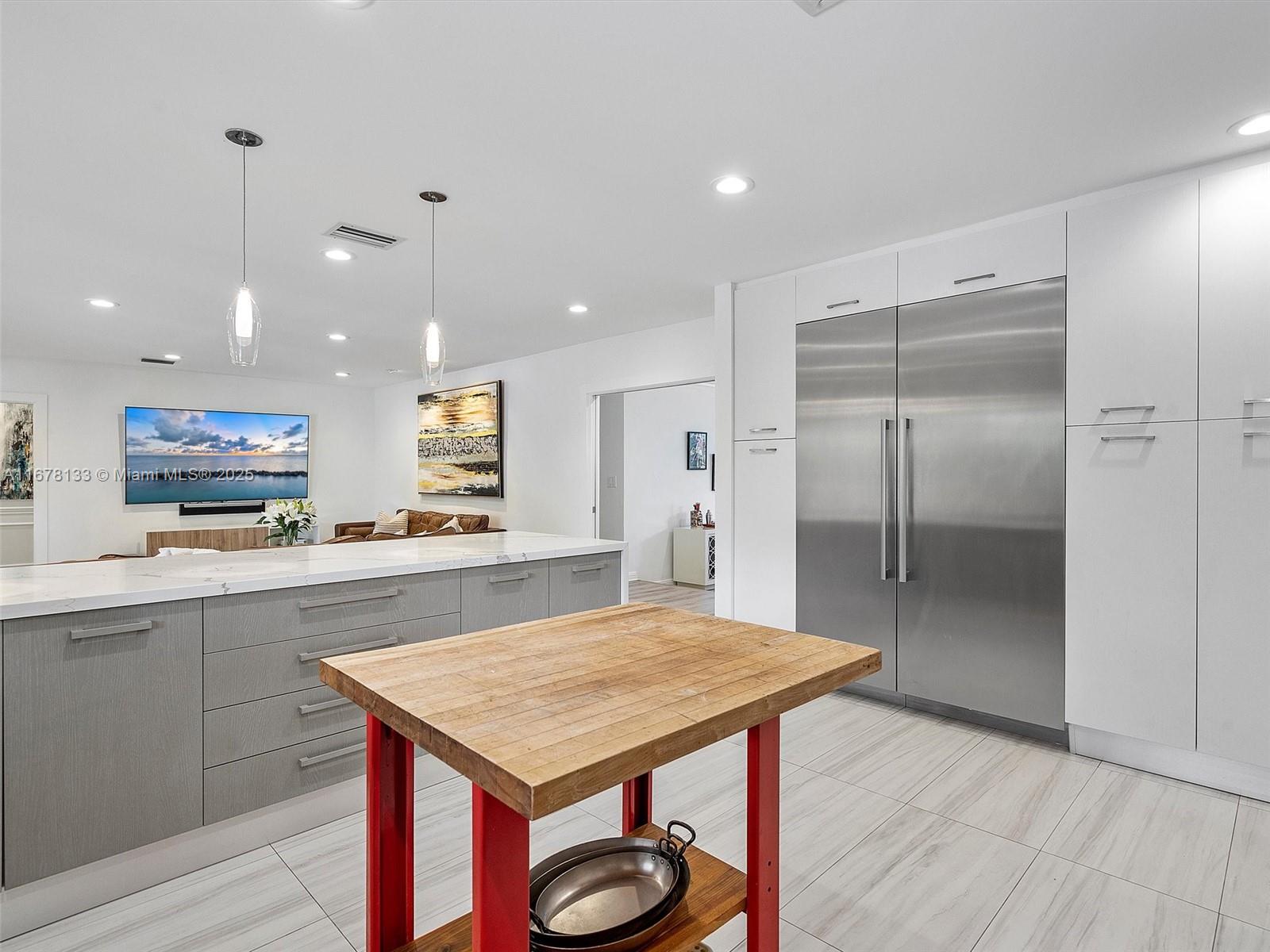 HOLLYWOOD LAKES SECTION - Residential