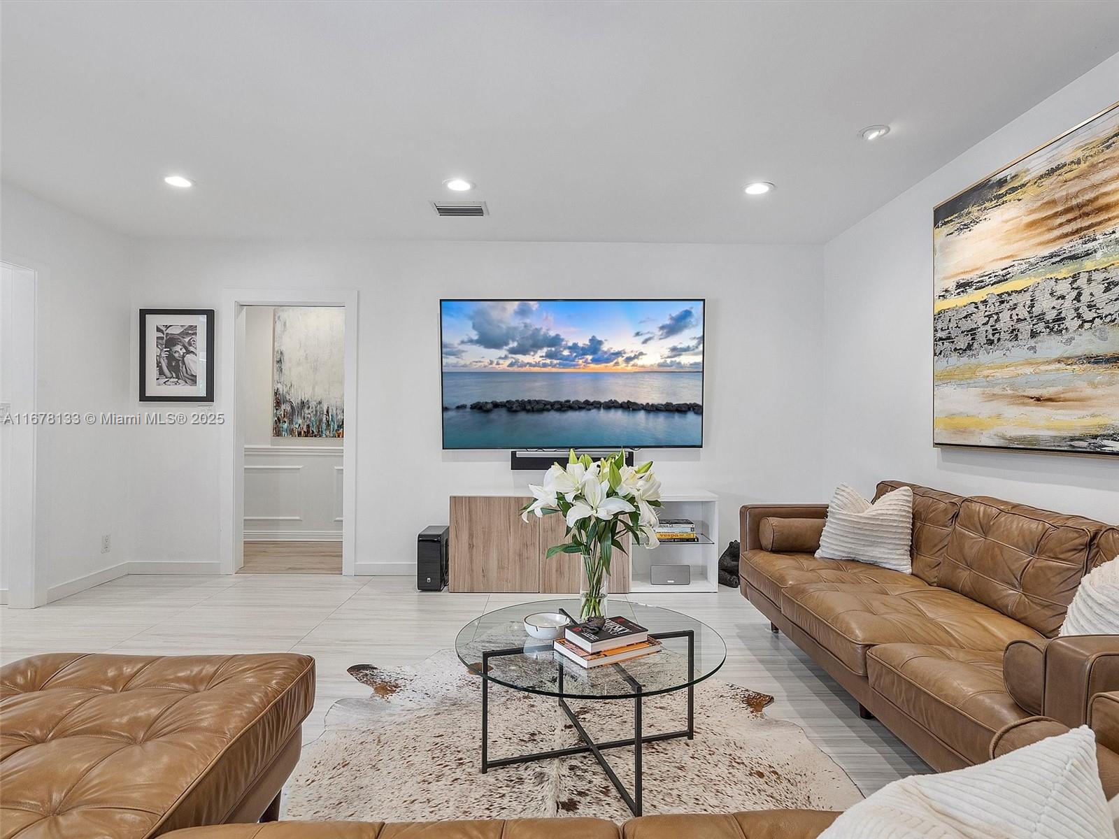 HOLLYWOOD LAKES SECTION - Residential