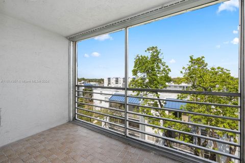 Condominium in Miami FL 14165 87th St 18.jpg