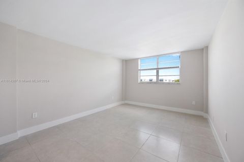 Condominium in Miami FL 14165 87th St 12.jpg