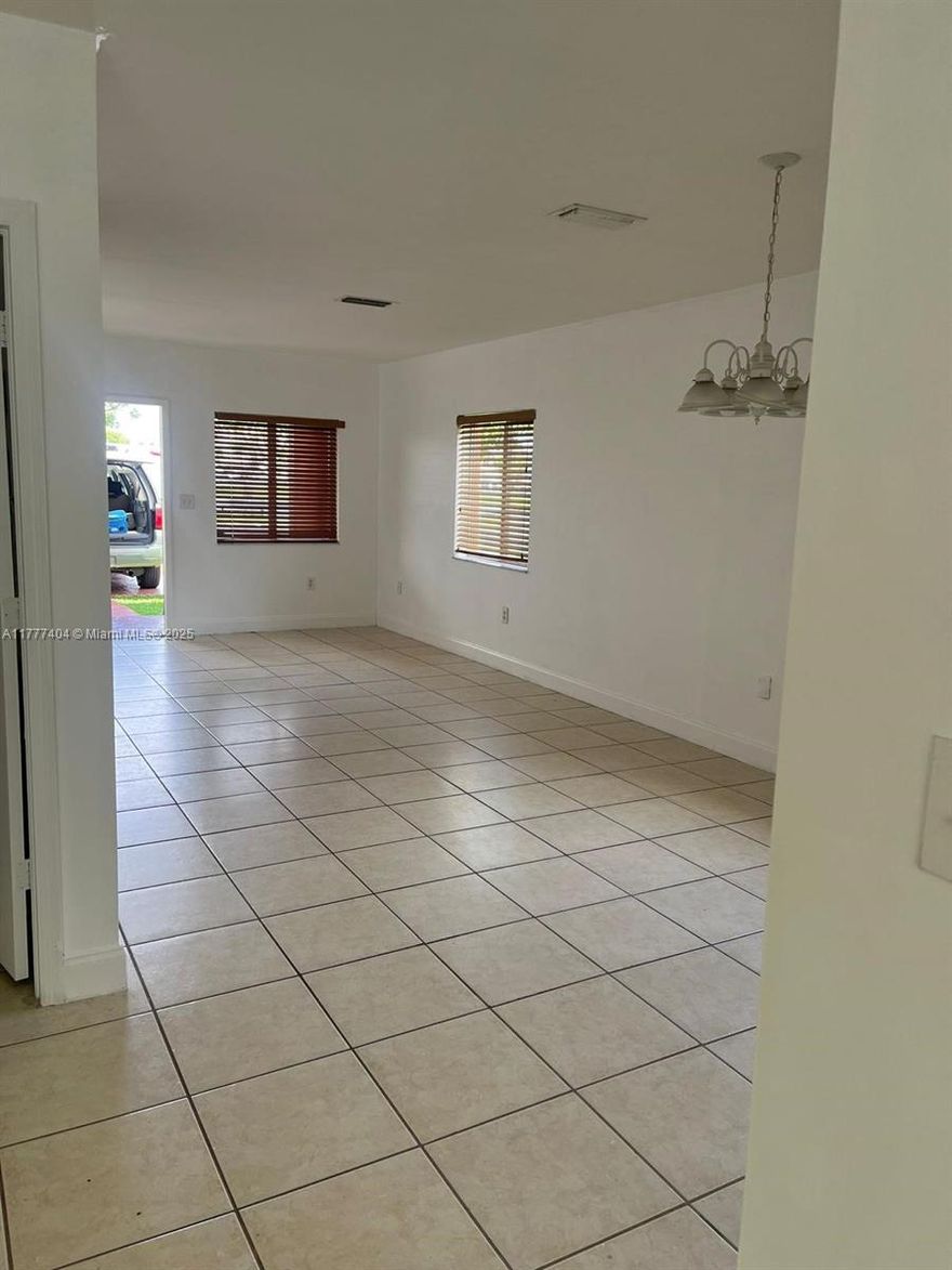 VERY QUIET 4/3HOME AT A GREAT LOCATION CLOSE TO MAGNET SCHOOLS ,SHOPPING CENTERS, RESTAURANTS AND HOSPITAL...TOWARD TO CLOSING COTS