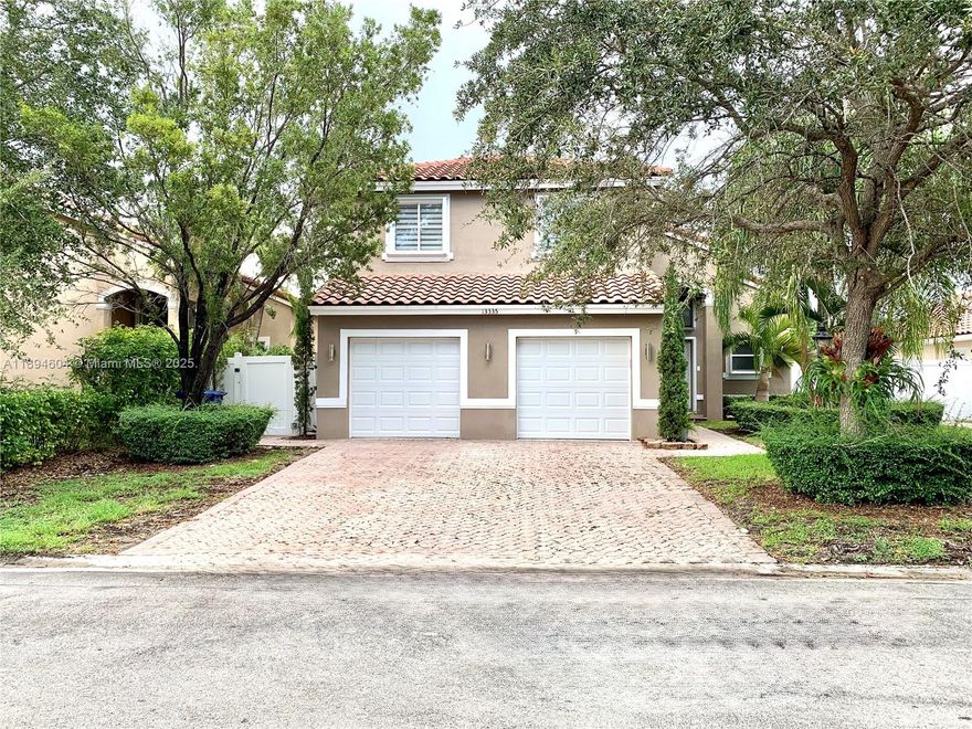 Beautiful single-family home in the desirable Three Lakes community! Enjoy peaceful walks and relaxing moments by the lake. This bright home features high ceilings, great natural light, and a spacious backyard—perfect for gatherings. The community offers a stunning lakeside pool, clubhouse, gym, tennis, volleyball & handball courts, boat storage, and ramp access for boats up to 20 ft, jet skis, and canoes. No HOA approval required! Safe, gated, and family-friendly neighborhood.