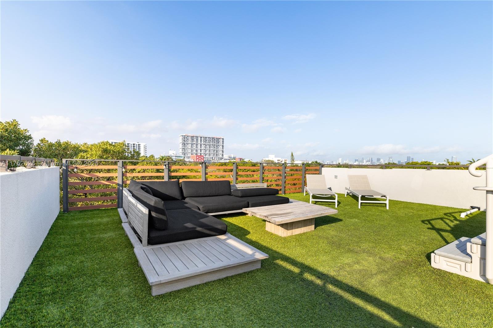 L'UCCELLO CONDO - Residential Income