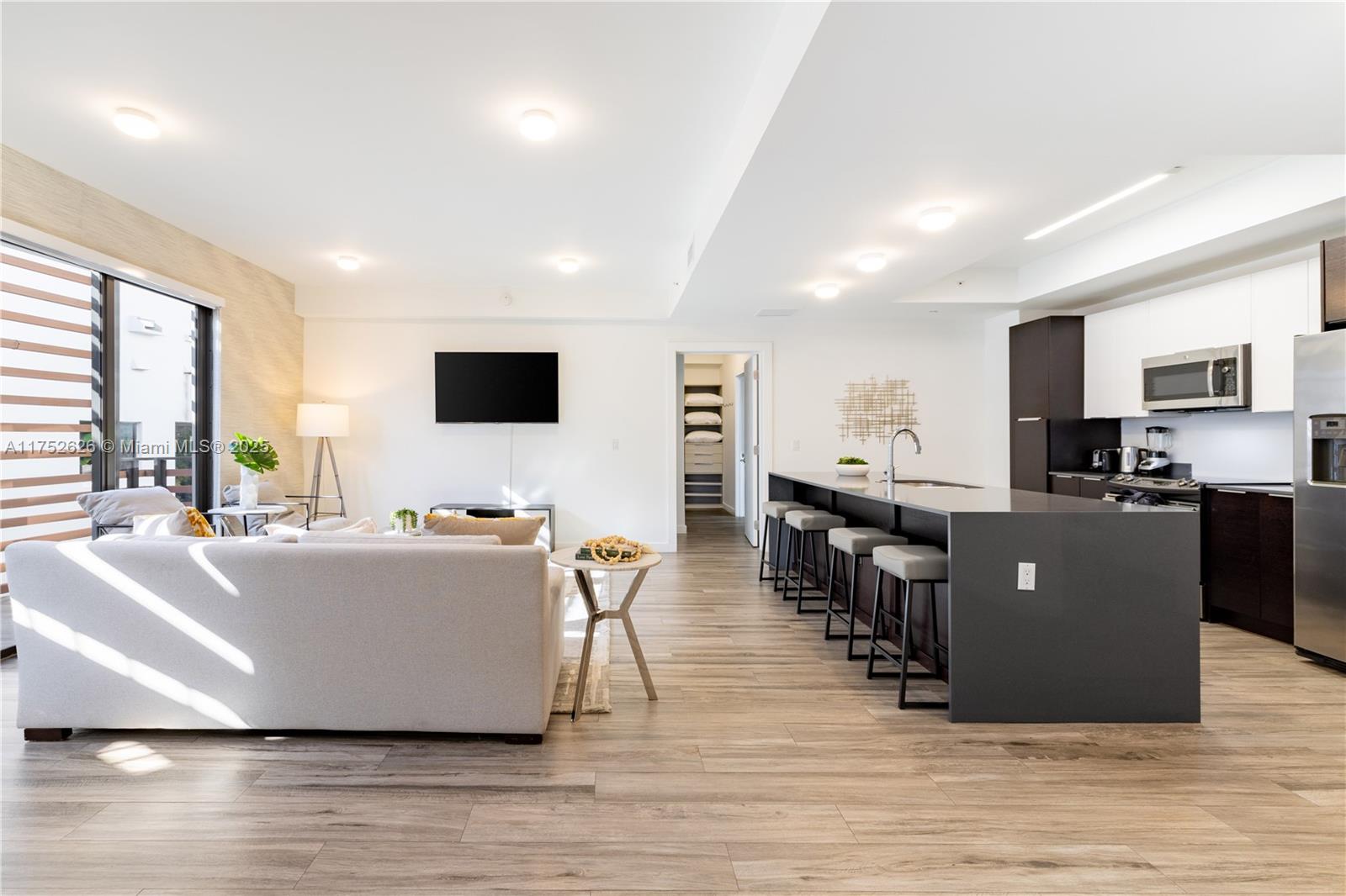L'UCCELLO CONDO - Residential Income