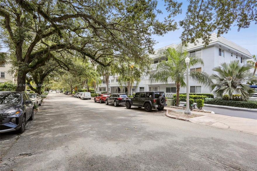 Welcome to your dream home on beautiful, tree lined Edgewater Drive! This completely remodeled unit was updated with permits and features all new electrical & panel, plumbing, and HVAC systems & new ducts. The home boasts custom wide plank oak floors and Lutron Caseta smart switches to control all lights and blinds. Option to lease boat slip lease available.

The kitchen includes custom cabinets with solid brass pulls, Blum hardware, Samsung Bespoke appliances, and quartzite counters. Bathrooms are equally stunning with quartzite counters, Duravit floating toilets, Brizo fixtures, and curbless showers. Other features: custom 7-foot tall pocket doors, new impact windows & doors,, built-in entertainment & bar. 50 Yr Certification Completed