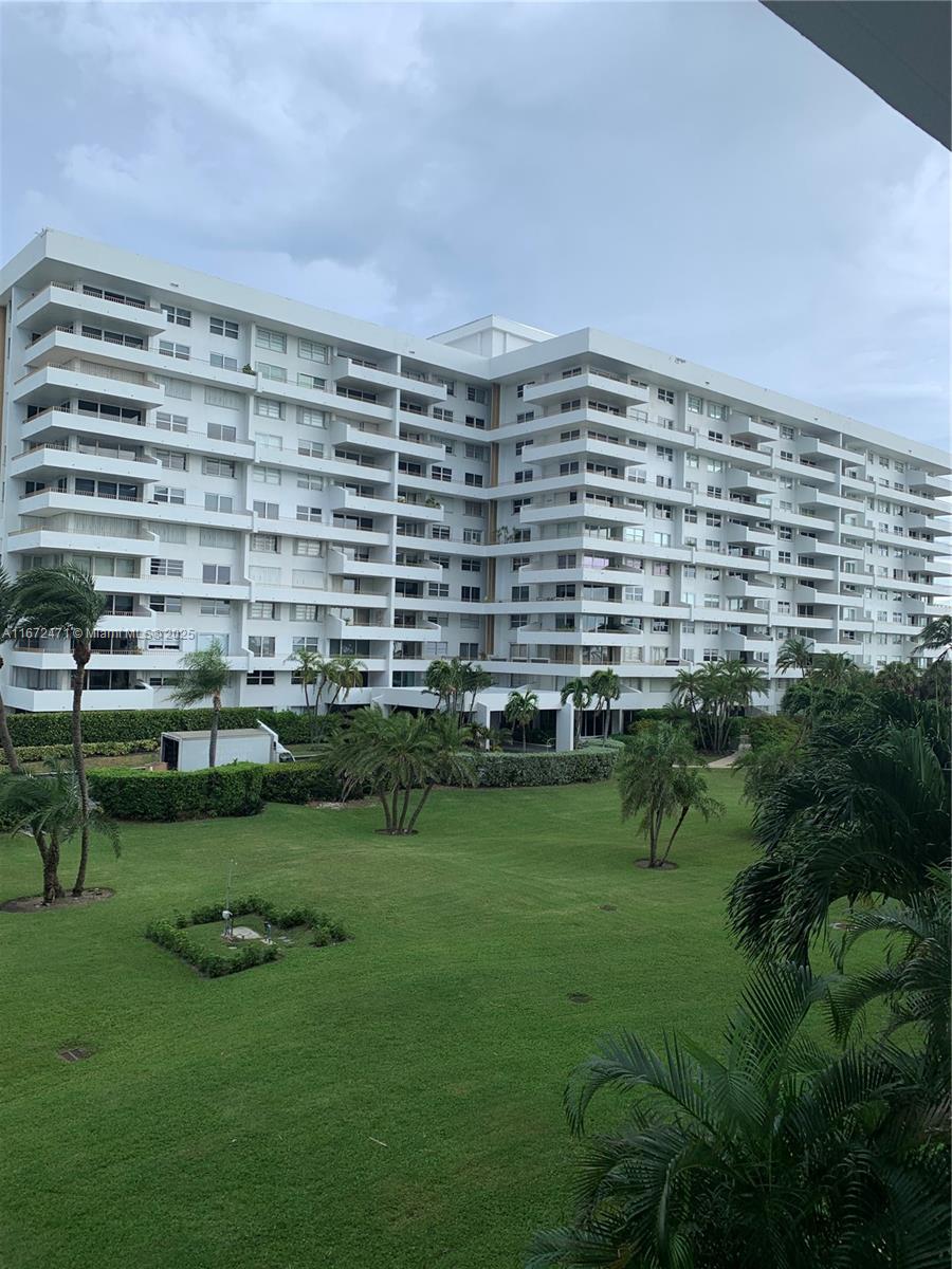 THIS 2 BEDROOM 2 BATH CORNER UNIT WITH WRAPAROUND BALCONY AND STUNNING DIRECT VIEWS OF
OCEAN AND CRANDON PARK IS A MUST SEE IN THE ISLAND OF KEY BISCAYNE. ENJOY THE BEACH, HEATED
POOL, SAUNA, PARTY ROOM, GATED ENTRY, TENNIS COURTS AND MUCH MUCH MORE THAT ISLAND LIVING HAS TO OFFER. Easy to Show NEW IMPACT WINDOWS AND DOORS JUST INSTALLED !!!