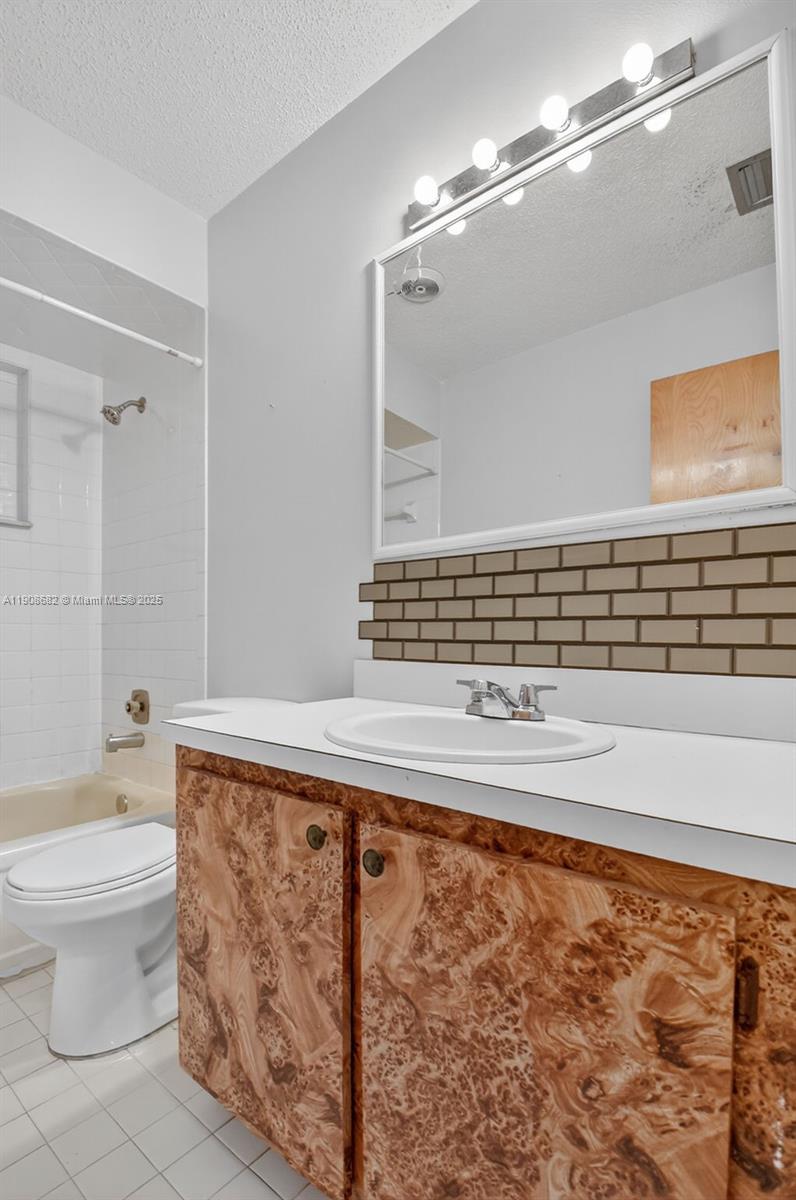 FLORAL PARK LANTANA - Residential Lease