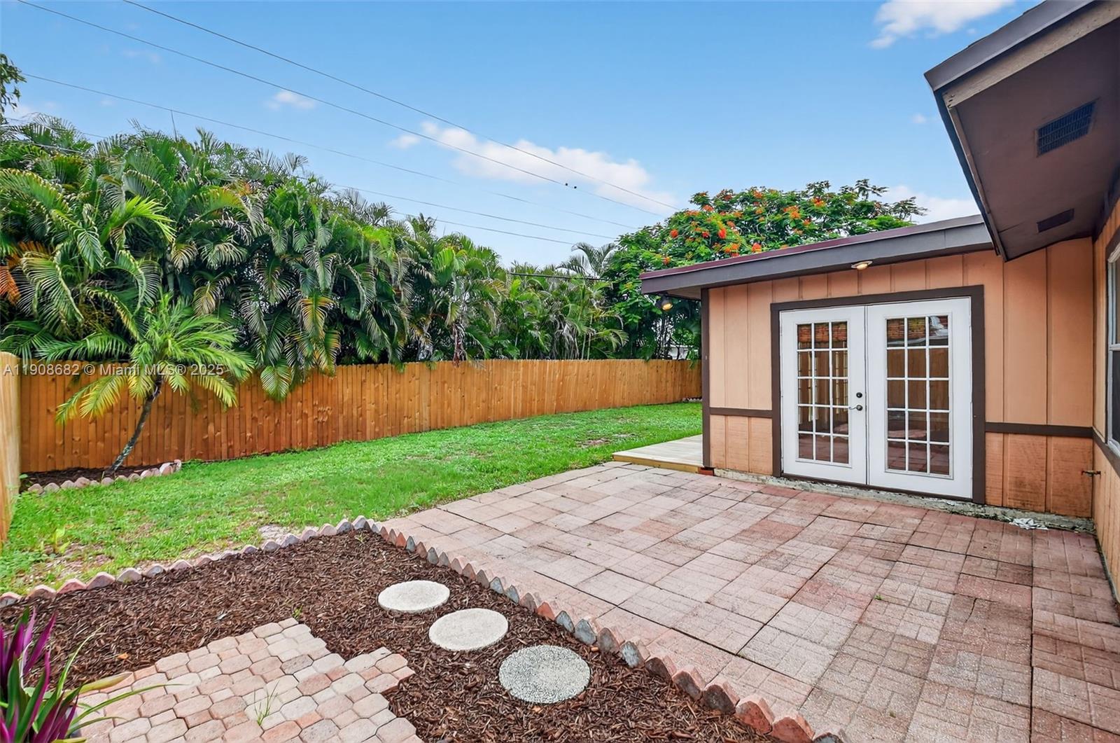 FLORAL PARK LANTANA - Residential Lease