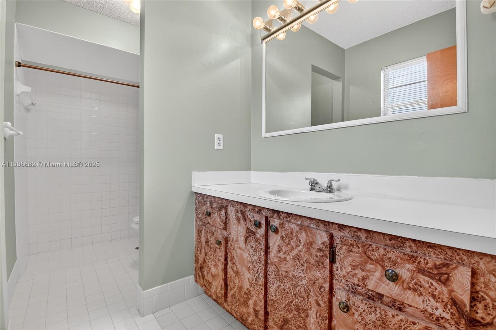 FLORAL PARK LANTANA - Residential Lease