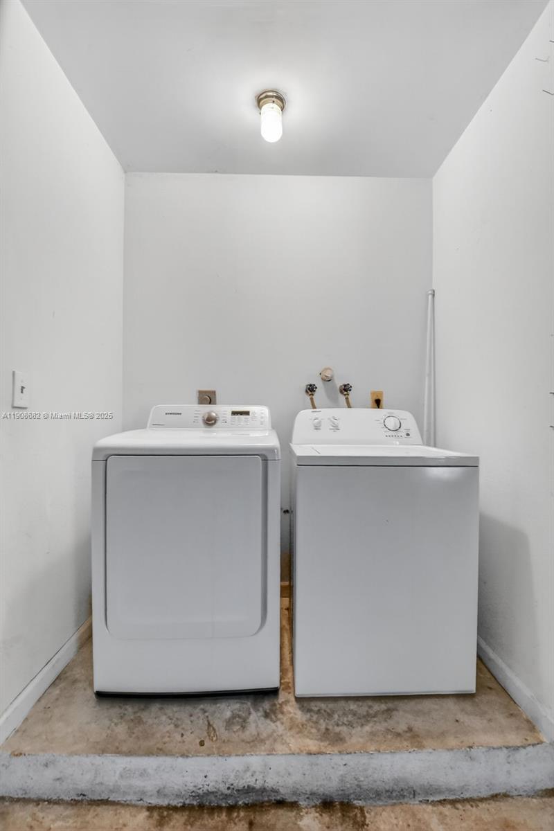 FLORAL PARK LANTANA - Residential Lease