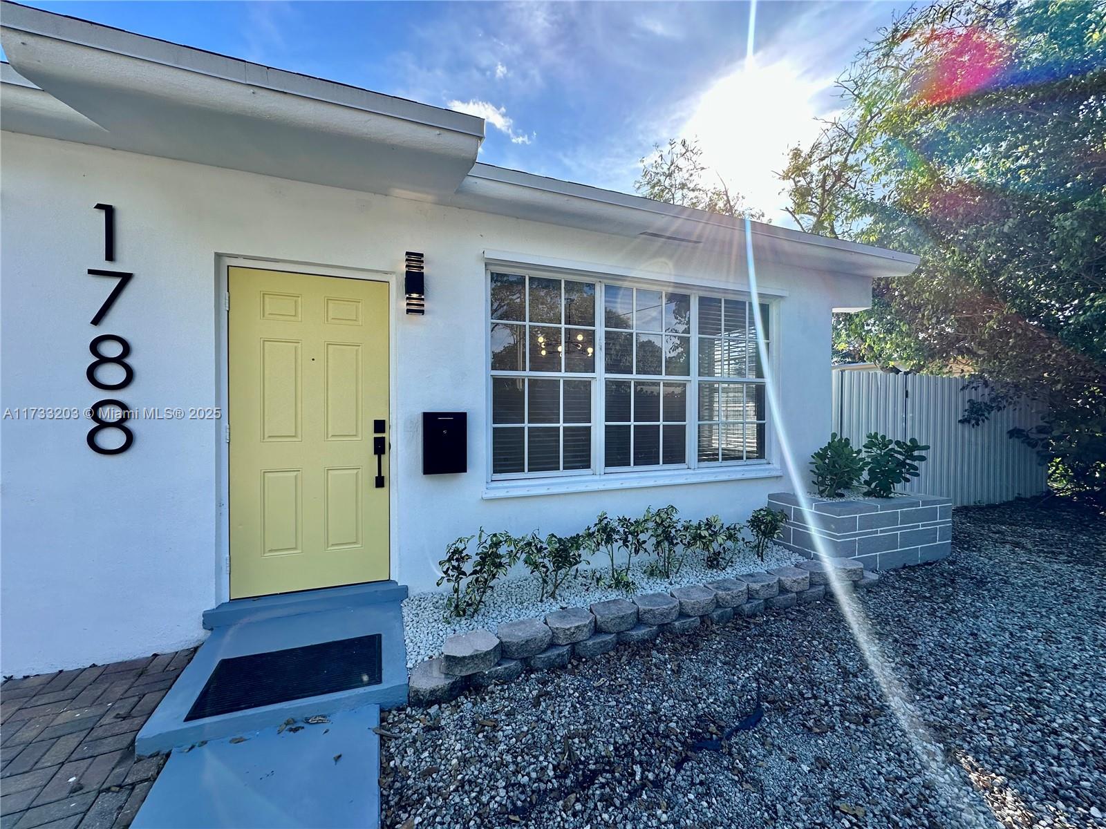 Brand new fully renovated duplex. Both units has private backyard with washer and dryer each. Rented each unit for $ 2575. Total of 5150 monthly income! Great opportunity to have a fix income without any update needed. Both leases expires on JANUARY 2026.