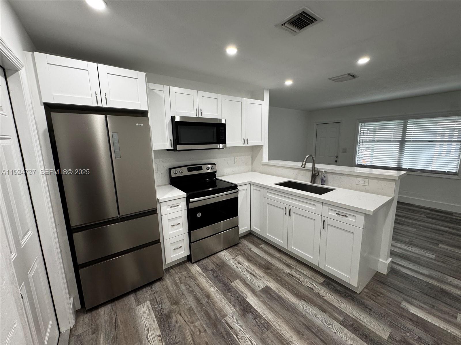 HOLLYWOOD - Residential Income