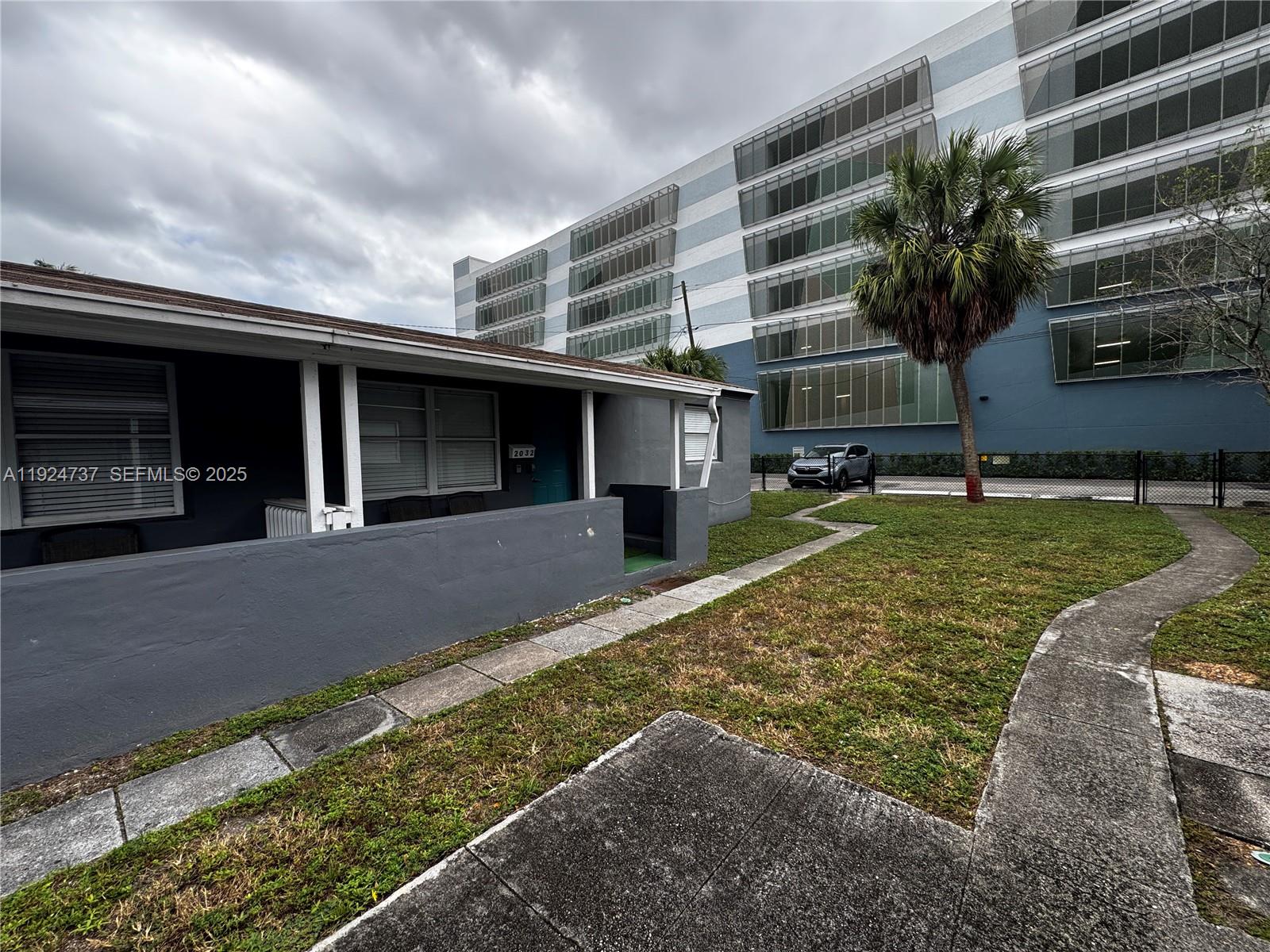 HOLLYWOOD - Residential Income