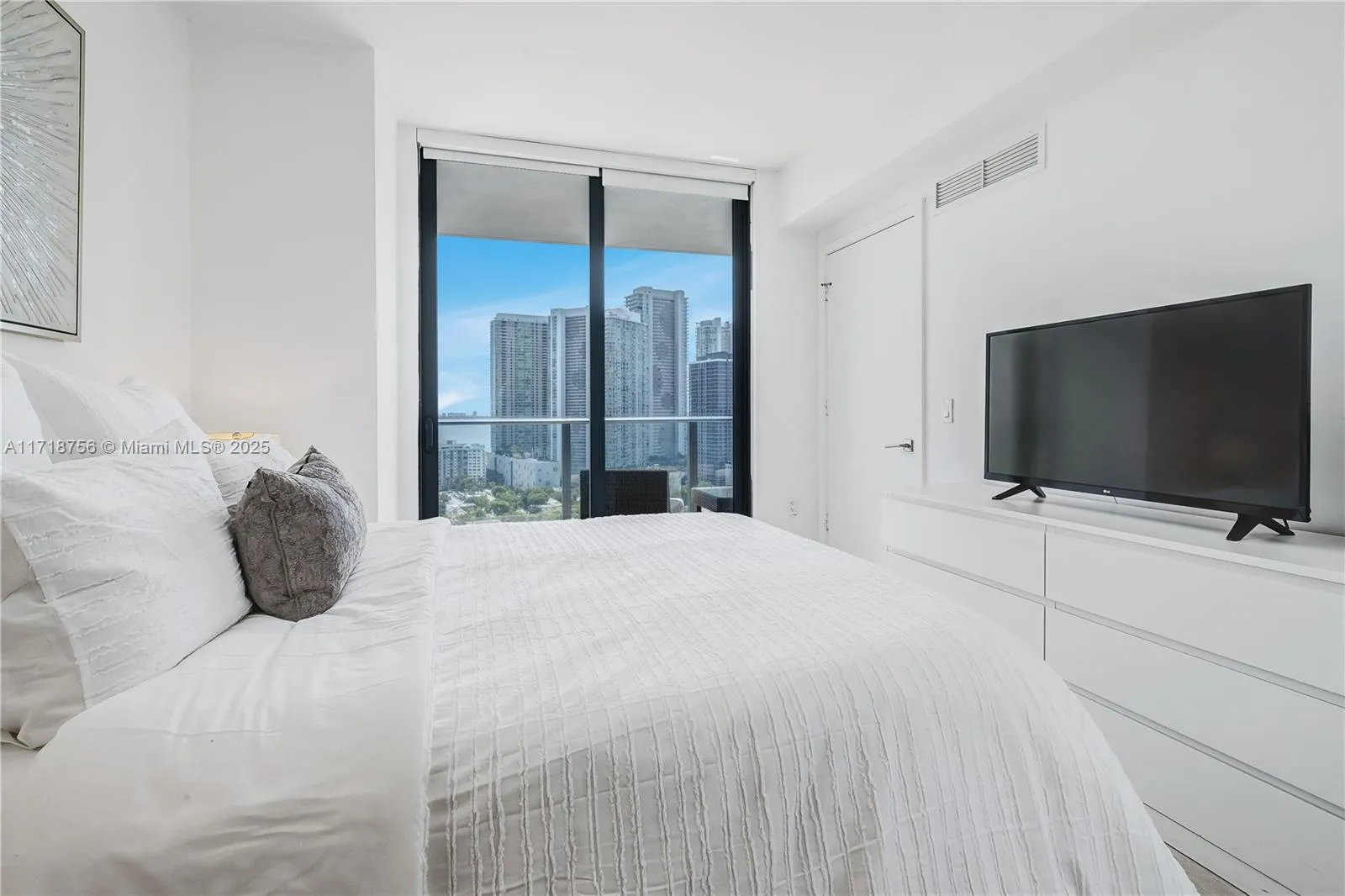 Miami, Florida 33137, United States, 1 Bedroom Bedrooms, ,2 BathroomsBathrooms,Residential,Pending,9730