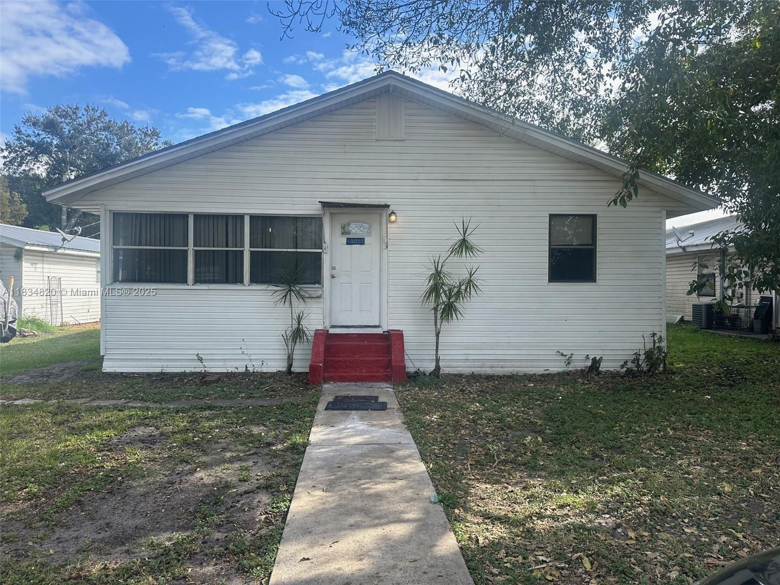 Discover this property 2 bedroom,1 bathoom home ideal for those seeking confort and tranquility ,the home features a screened porch, perfect for enjoying the outdoor undisturbet.Located in a quiet area of Clewiston this property is ideal for investment or retirement.Close to shopping scools and local amenities. Dont' miss this opportunity.CASH ONLY