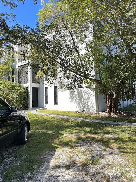 5991 SW 76th C4 South Miami FL 33143