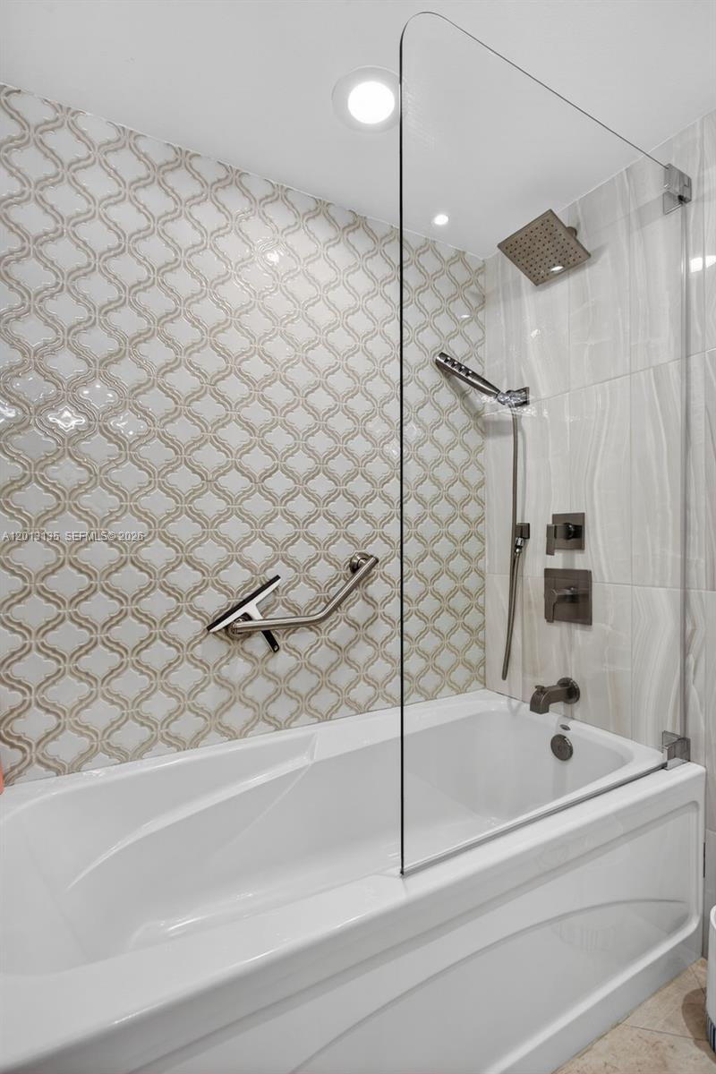 VOYAGER CONDO - Residential
