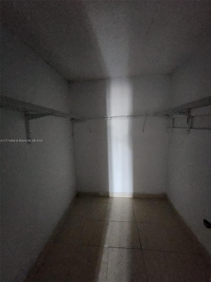 NARANJA LAKES CONDO NO 5 - Residential